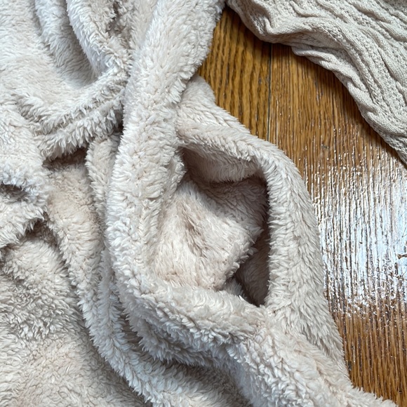 Suzanne Betro Weekend cardigan.  Cream with cable knit sleeves.  Size Large. - Picture 4 of 8